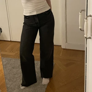Straight jeans - Raka mörkgrå jeans i bra skick! 