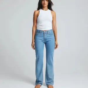 Low waist straight Bikbok jeans i storlek 28/32. Köpt för ett halvår sedan för 700kr, använts fåtals gånger. Behöver rensa har flertals jeans. Säljer likadana i svart. Kom privat för egna bilder!