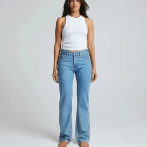 BikBok jeans - Low waist straight Bikbok jeans i storlek 28/32. Köpt för ett halvår sedan för 700kr, använts fåtals gånger. Behöver rensa har flertals jeans. Säljer likadana i svart. Kom privat för egna bilder!