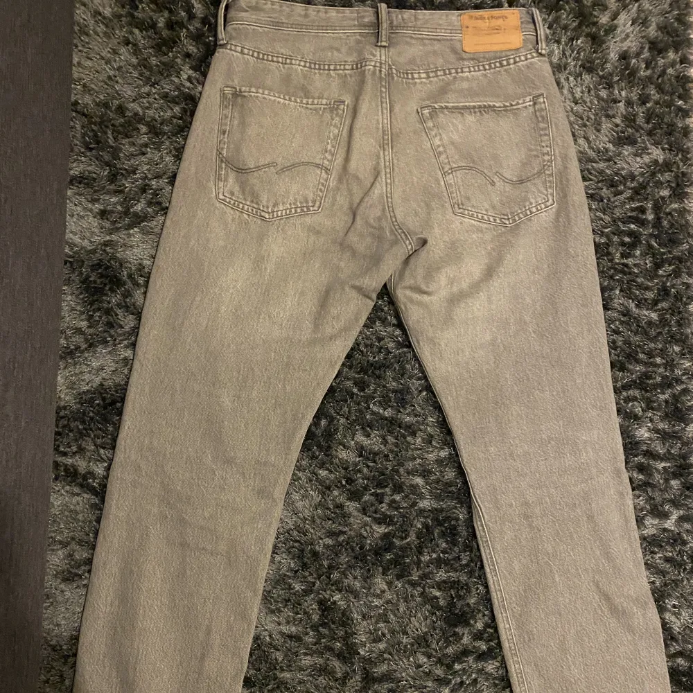 Säljer nu mina goa Jack & Jones jeans i nyskick(används sparsamt Max en månad), 9/10. Storlek 30-32. Vid frågor eller fler bilder är det bara att höra av sig!. Jeans & Byxor.