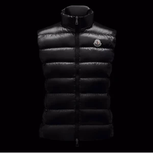 Moncler väst - Säljer min moncler väst, bara haft den under hösten, inga defekter eller liknande! Så gott som ny🫶🏼 storlek XS/S men passar mig som har S!