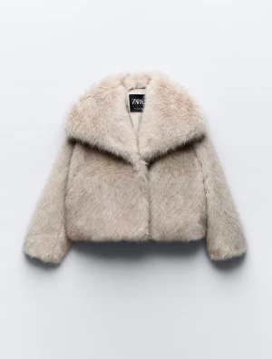 Pälsjacka - Säljer denna jättefina pälsjacka från zara. Den har lappen kvar och är helt oanvänd. Den är i storlek s.