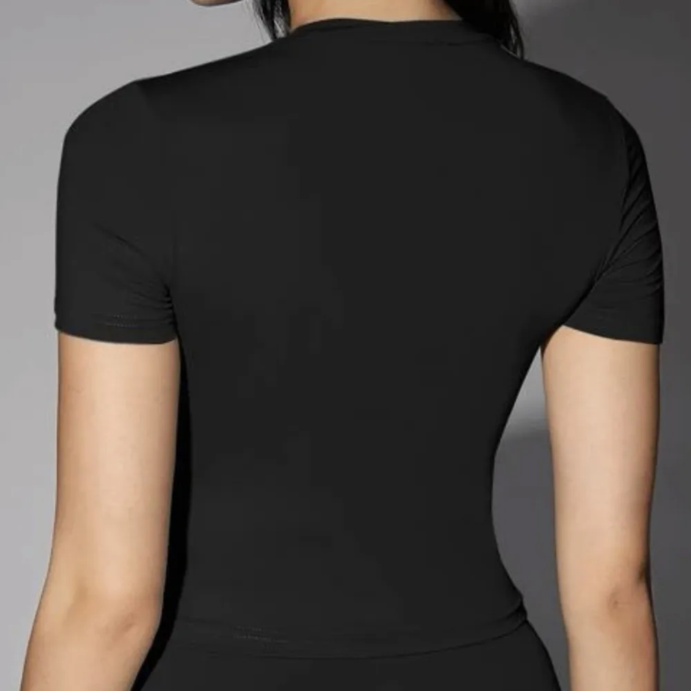 svart croppad t-shirt i storlek M. säljer då den inte kommer till användning. fint skick, knappt använd. Köparen står för frakten!. T-shirts.