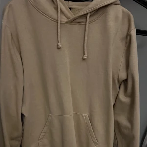 Hoodie - Beige hoodie från märket soc från stadium. Super skön och fin, säljer den då jag har liknande hoodies och denna kommer inte till användning längre. Köparen står för frakten