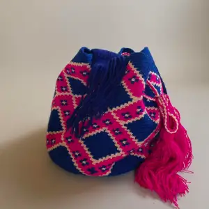 This vintage Mochila bucket bag is made in Colombia with colorful threads made of Cotton and Aloe.   Drawstring Closure with Fringed Tassels  30 CM/14 IN Length of Bag (not including Strap) 25 CM/11 IN Width 53 CM/ 20.9 IN Drop  #bucketbag #shoulderbag #c