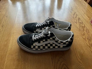 Nya Vans Old Skool Checkerboard i Nyskick - Köptes för ett halvår sedan men har aldrig växt fast för dom så de har stått och samlat damm ett tag, strl 42 men väldigt flexibla så passar nog t.o.m typ en strlk 40.5 om man drar åt snöret aningen. Skickas i originalkartong. BVSA :)