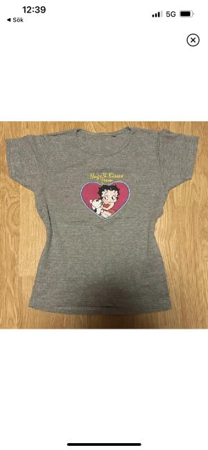 Betty Boop t-shirt - Sååå fin Betty boop t-shirt och aldrig ens använd. Säljer då jag vill att den ska komma till användning💗 Mycket bra skick. Storlek S-M