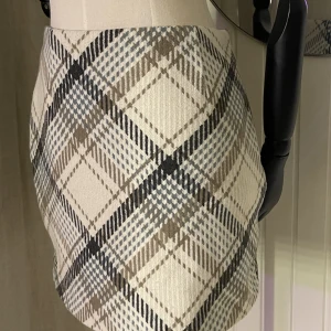 höstkjol H&M - En höstkjol från H&M🤎🤍 Aldrig använd🫶 skriv till mig om fler bilder önskas🥰