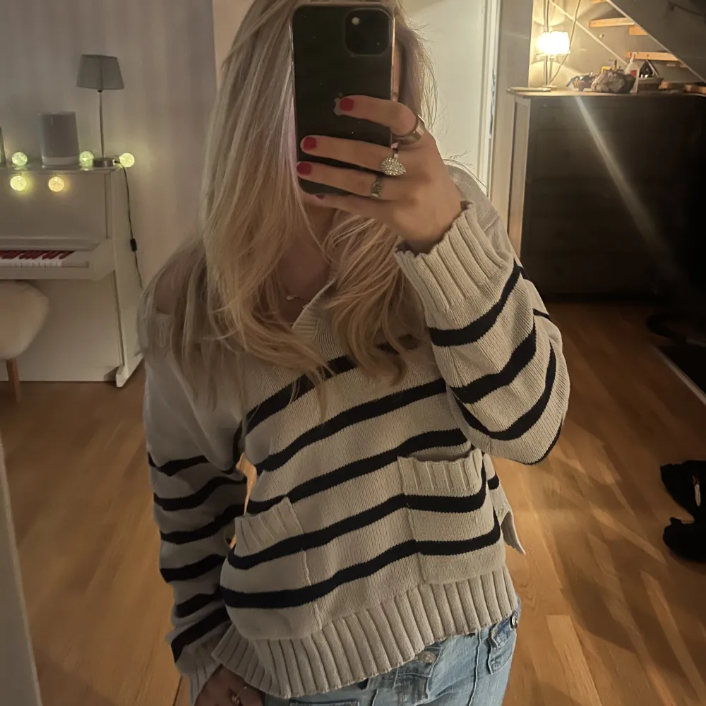 Vällanvänd. Några små deklarationer som ni ser på de två sista bilderna. Men ändå snygg vardagströja nu när det är lite kallare ute😁🤍 Säljer då jag inte använder längre. Köparen står för frakt 🤍. Neuletakit & Villapaidat.