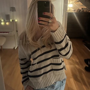 Randig långärmad tröja - Vällanvänd. Några små deklarationer som ni ser på de två sista bilderna. Men ändå snygg vardagströja nu när det är lite kallare ute😁🤍 Säljer då jag inte använder längre. Köparen står för frakt 🤍