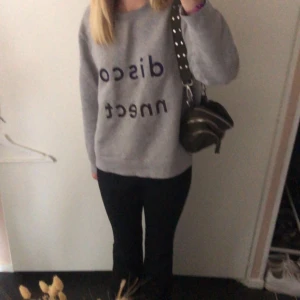 Sweatshirt  - Hej, säljer denna jätte fina tröjan. Perfekt nu till vintern och även på sommarn med en fin kjol. Hör av er vid frågor💓💓💓