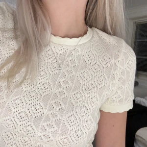 Stickad T-shirt - Superfin tröja från Zara, skulle säga att den är i nyskick ❤️‍🔥