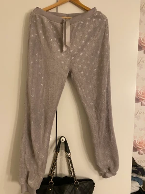 Kläder - Grå mjukisbyxor i strl M = 100kr  Svarta och gråa mjukisbyxor i strl M = nypris 150 mitt pris 100 st  Rött linne i strl M = 30kr 