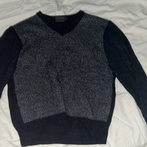 farfarströja - säljer denna tröja då den är för liten för mig :( storlek m men sitter som xs🌸skriv för fler bilder!