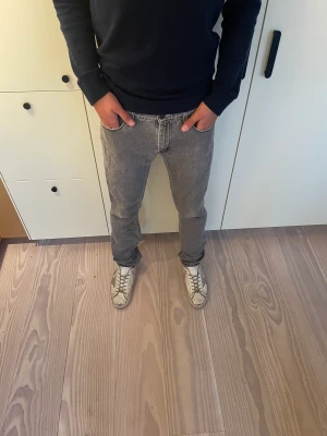 Acne studios jeans  - Säljer dessa jeans från Acne studios. De är otroligt gamla men i bra skick. Lite slitningar på t.ex fick-kanterna, men själv tycker jag bara det gör dom snyggare. Pris kan diskuteras