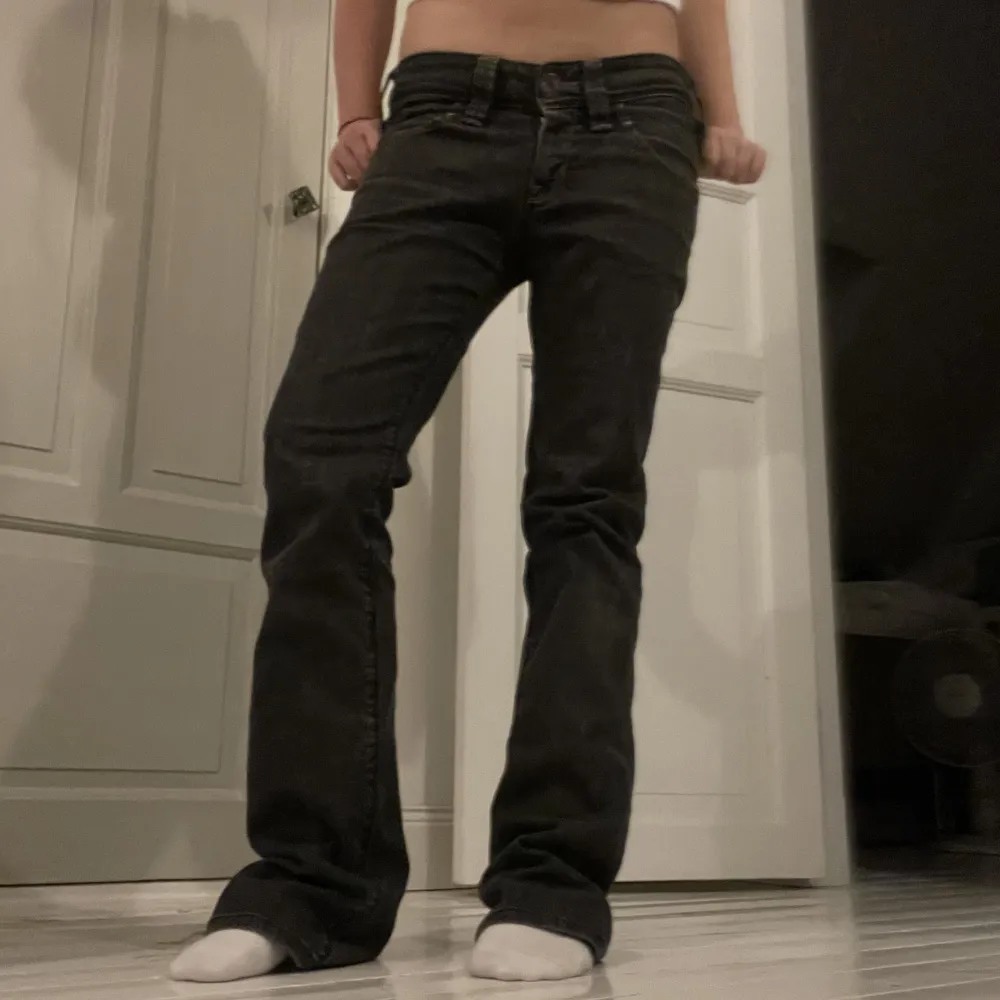 Intressekoll på dessa assnygga lee jeans då dom är förstora för mig, storlek 29/33 skulle säga att de passar nån 165-175 väldigt långa på mig som är 162. Jeans & Byxor.