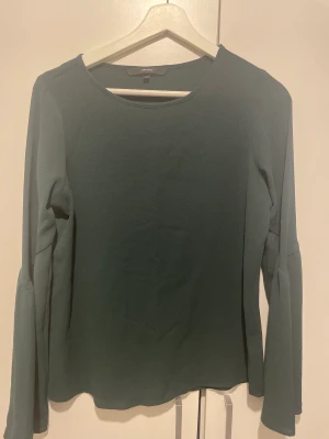 Grön blus - Grön blus från Vero Moda, storlek Xs, i jätte bra skick, skriv för mer information
