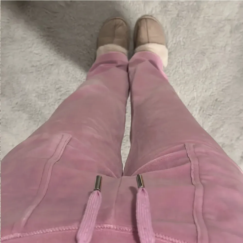 Rosa juicy byxor i storlek xs  bra skick jätte fin färg kommer tyvärr inte till användning längre!💗. Jeans & Byxor.