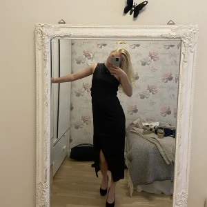 Satin klänning  - Säljer denna svarta satin ”bal” klänning, helt oanvänd bara testad