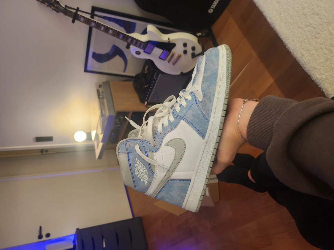 AJ1 Hyper royal