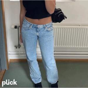 Jeans från weekday ”Arrow Low Straigth Jeans”🩵 Använd ett fåtal gånger, säljer pga lite för korta🩷