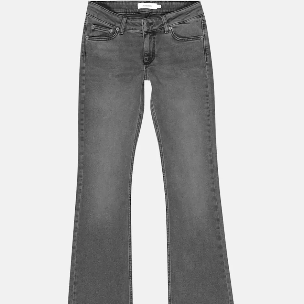 Gråa lågmidjade bootcut jeans, så snygga! Säljer då dom är lite stora. Från junkyard. Jeans & Byxor.