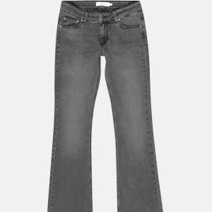 Gråa lågmidjade bootcut jeans, så snygga! Säljer då dom är lite stora. Från junkyard