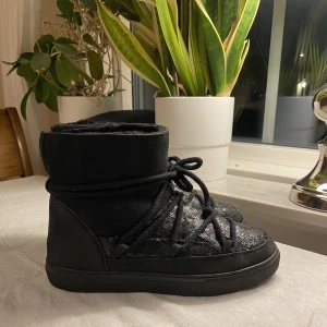 Inuikii skor - Säljer dessa svarta Inuikii skor inköpta förra vintern. Blev tyvärr knappt använda och är därför som nya. Storlek 40. köp direkt för 1500!