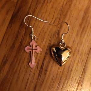 Handgjorda nya och oanvända punkörhängen med ett kors och ett hjärta🤘