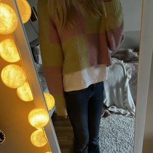 mönstrad tröja - sååå fin stickad tröja från pull&bear❣️ köptes förra året och säljer pga att den inte kommer till användning. Bra kvalitet och jätteskönt material💛 kan gå ner i pris!