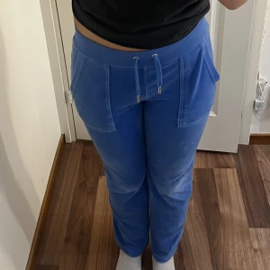 Juicy Couture byxor  - Säljer mina blå juicy couture byxor. Byxorna är i super fint skick. De är uppsydda men dom passar mig bra i längden. (Jag är ca 162)💙