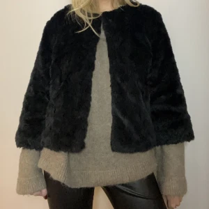 Pälsjacka - Säljer denna svarta pälsjacka som är lite trekvartsärmad såå snygg!!
