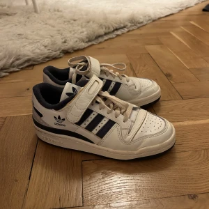 Adidas Forum 84 Low  - Sparsamt använda Adidas Forum 84 Low! Köpta på SNS för två månader sen. Storlek 36! Nypris 1399. 