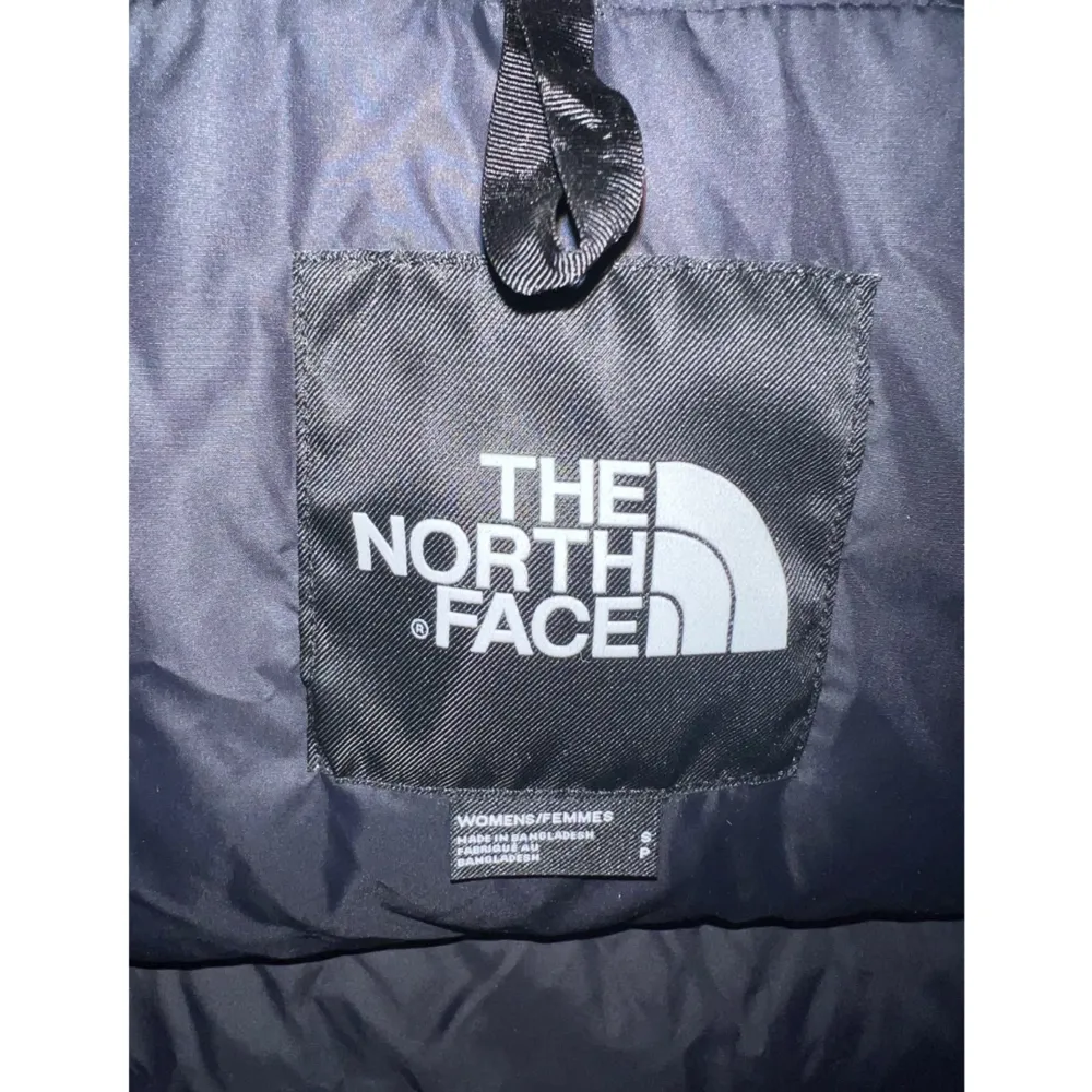 Begagnat I S I The North Face I Lila I Svart. Använd enbart någon gång. I nyskick, nypris 3300 sek.   Beskrivning: Den här The North Face 1996 Retro Nuptse Jacket kommer direkt från det Kalifornien-baserade märkets arkiv.. Jackor.