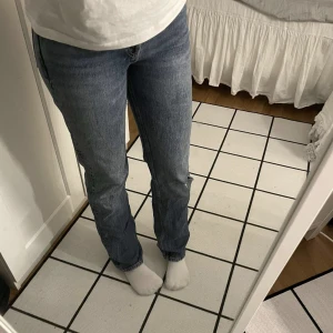 Zara jeans  - Jättefina jeans från zara. Mid:waist. Toppen skick!! Nypris 499:- mitt pris 75!! 💞🌟💞🌟💞🌟💞🌟 strl 38 men sitter som 36. GRATIS FRAKT 