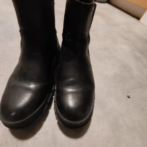 FINA FODRADE BOOTS - SVARTA FINA FODRADE SKOR , TUNT FODER MED RESÅR I STORLEK; 39