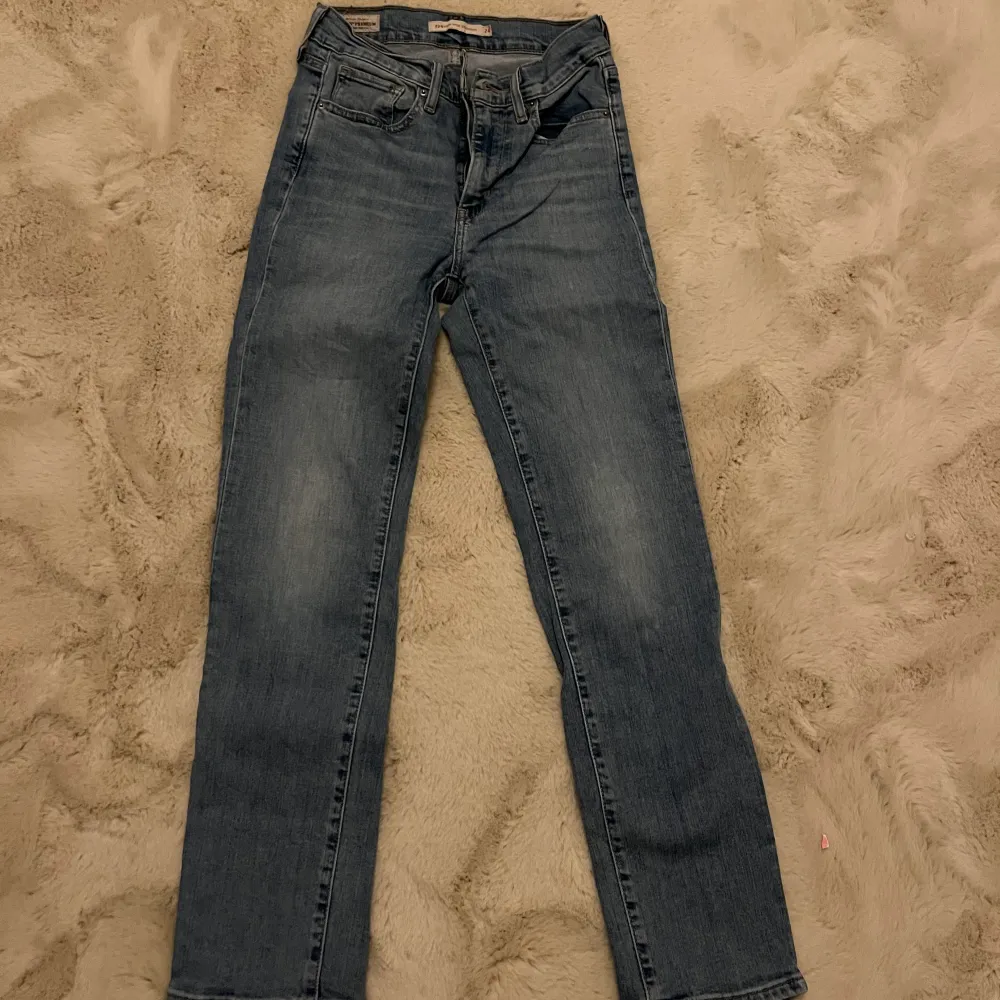 Säljer nu de här jeansen i storlek 24 från Levis. Jag säljer de för att de inte längre passar mig och de är endast använda ett fåtal gånger.😄. Jeans & Byxor.