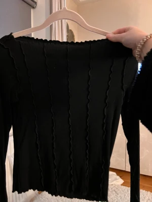 Tröja - Skit snygg tröja från monki. Nyskick. Säljer en exakt lika i vit i min profil. Nypris 300kr storlek S❤️