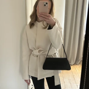 Beige kappa ifrån Hm, snygg till hösten!! - Säljer min kappa ifrån Hm köpt förra hösten på hm hemsida. Säljer då den inte kommer till användning! I väldigt gott skick, snygg nu till hösten! Nypris: 800 säljer för 350+frakt! 💓storlek Xs
