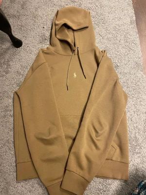 Polo hoodie - Säljer denna snygga polo hoodie i färgen skulle säga mörk beige. Äkta köpt på boozt för 1795kr. Användt fåtal gånger och inga täcken på användning syns. Bara att skriva ifall ni har frågor kring tröjan eller priset ☺️