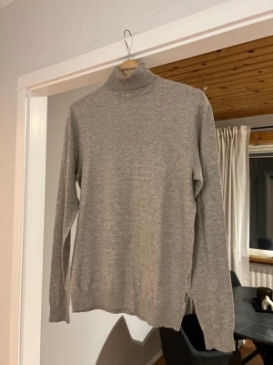 Beige polotröja från Only&Sons - Beige polotröja i nyskick från Only&Sons