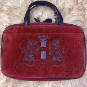 Juicy couture necessär  - Rare vintage juciy couture väska köpt från Plick! Väskan är i velour material,den har 1 fak på utsidan och flera inuti i olika storlekar! Väskan är i bra skick! Bara att skriva för fler bilder! 