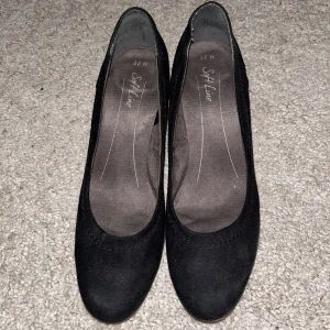 Svarta klackskor mocka  - Använder nt längre då dom är för små för mig💘