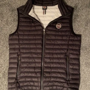 Colmar - Tja! Säljer nu min svarta colmar väst då den inte har kommit till användning. Skicket är 10/10 och är i str S och passar till allt! Nypris: 2000. Mitt pris: 1300. Vid intresse eller frågor kom privat!🌟