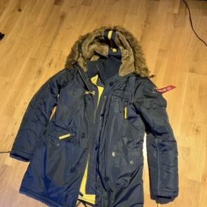 Alpha Industries Parkas (pps N3B) - Alpha Industries vinterjacka, perfekt för kallt väder, håller värme väldigt bra.  Storlek: M herr  Inte använt denna jacka på nåt år då jag tröttnat på modellen. Bra skick, inga synliga skador.   Möts upp i Stockholm!