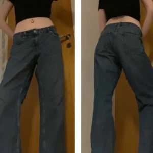 Baggy jeans - Populära weekday "arrow low" jeans (: Finns snöre på insidan då de inte passade mig, det syns inte alls! Midjemått är 85 cm och innerbenslängen är 85.5💕 (lånade bilder av förra säljaren)