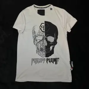 En fräsh philipp plein t-shirt som är sparsamt använt i storlek L men passar mer som M