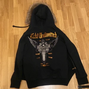 Sjukaste ecko hoodien - Intressekoll på denna galna ecko hoodien, den är sjukt varm och i bra skick. Pälsen är äkta. Den sitter som en L fast det står M på taggen. Skicka bud privat eller skriv vid intresse 