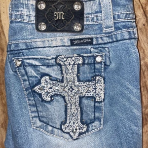 Miss me jeans  - Hej! 🩷Jag säljer nu mina miss me jeans då dom tyvär inte kommer till användning då de är lite stora för mig. De är endast använda ett fåtal gånger. Skulle nog säga att de är ganska raka även fast modellen är skinny. Storleken är 30 men kan även passa 29. 