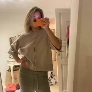 Stickad t-shirt - Stickad tshirt i 100% wool från & other stories, så snygg finns ej kvar att köpa, gammal modell, strl L, lite nopprig går att ta bort